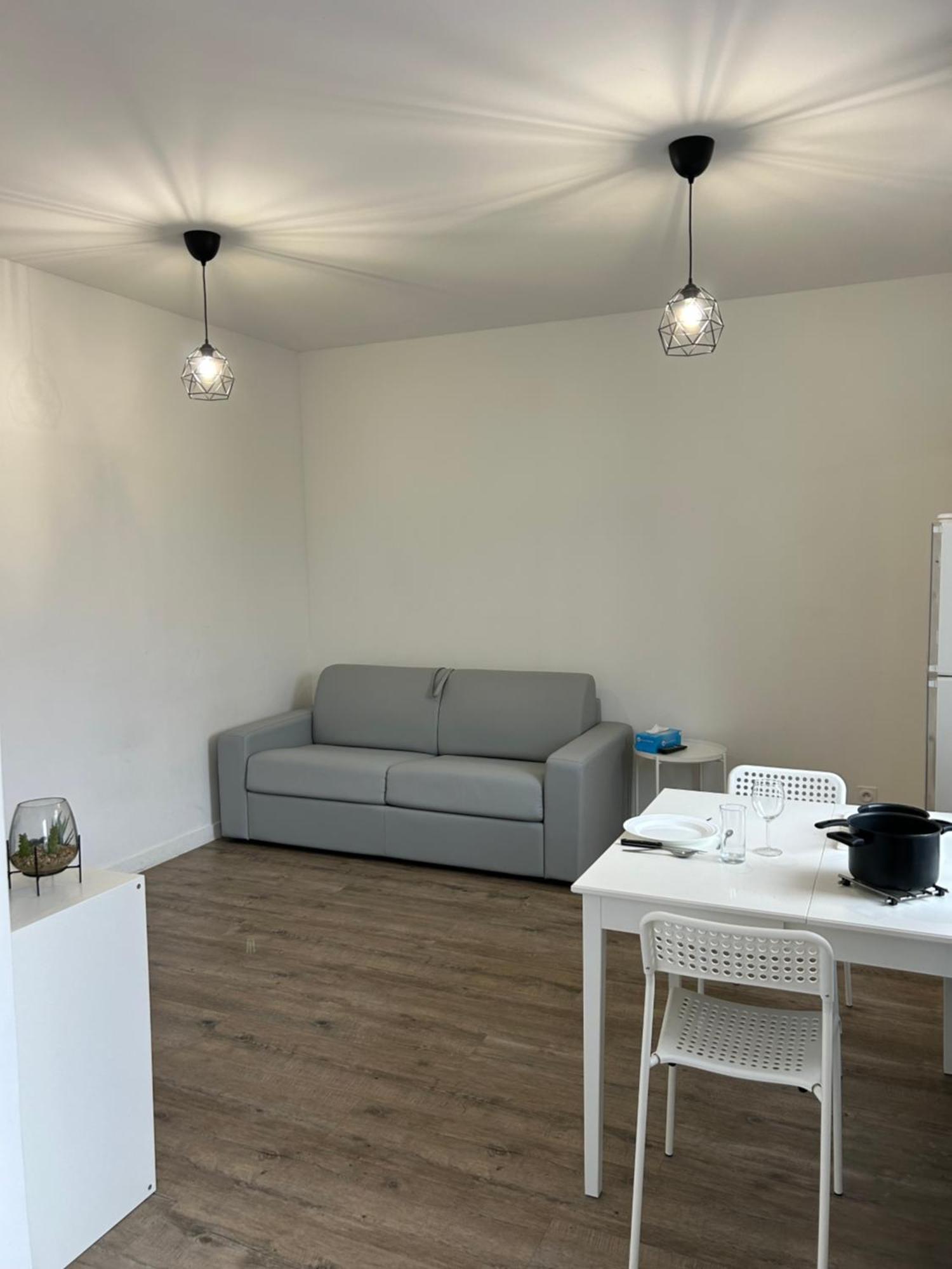 Superbe Studio Meuble Avec Parking Maubeuge Exterior foto